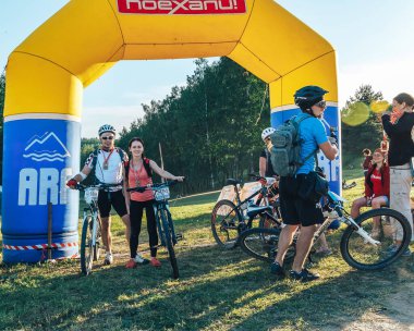 26-27 Mayıs 2018 Naliboki, Belarus Belarus amatör maratonu Naliboki Bir adam bisiklet sürüyor