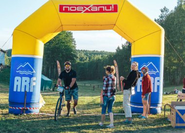 26-27 Mayıs 2018 Naliboki, Belarus Belarus amatör maratonu Naliboki Bir adam bisiklet sürüyor