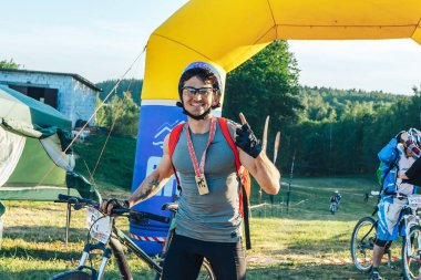 26-27 Mayıs 2018 Naliboki, Belarus Belarus amatör maratonu Naliboki Bir adam bisiklet sürüyor