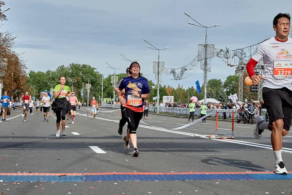 Hälften maraton Minsk 2019 Springa i staden — Stockfoto