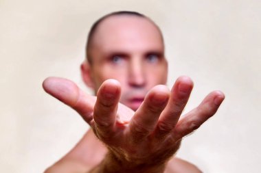 Stüdyoda çıplak gövdeli bir adam antrenman yapıyor.