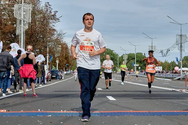 Hälften maraton Minsk 2019 Springa i staden — Stockfoto