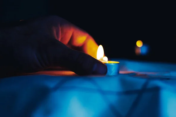 Velas ardiendo sobre la Estrella de David en memoria de los muertos . — Foto de Stock