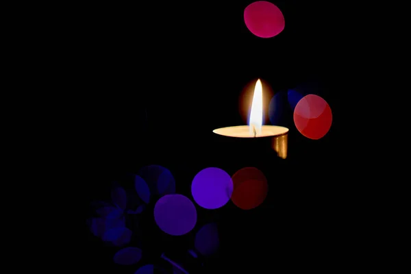 Quemaduras de velas en el fondo de las decoraciones navideñas — Foto de Stock