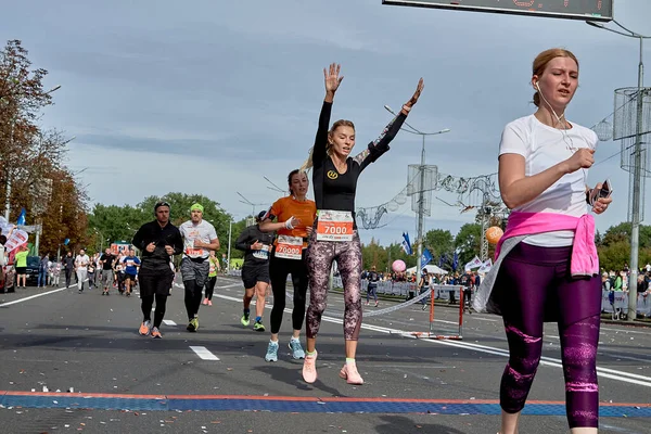 Hälften maraton Minsk 2019 Springa i staden — Stockfoto