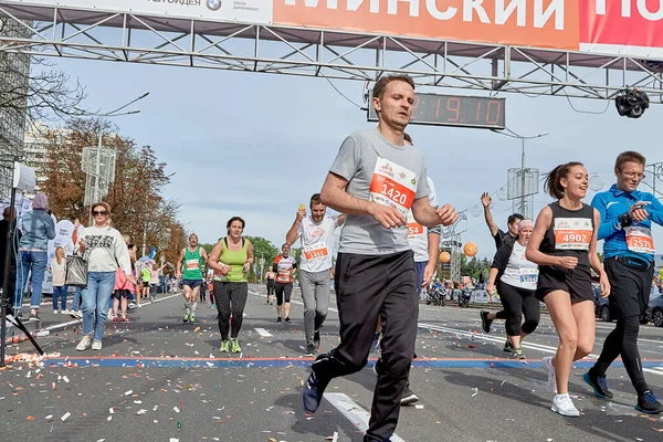 September 2019 Minsk Vitryssland Idrottare Korsar Mållinjen För Maraton Asfalterad — Stockfoto