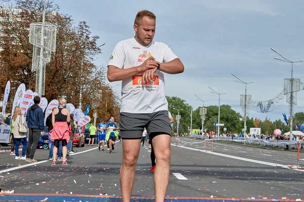 Septembre 2019 Minsk Biélorussie Participant Court Marathon Vérifie Moniteur Fréquence — Photo