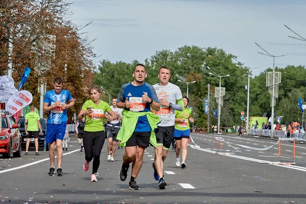 2019年9月15日 白俄罗斯明斯克 一场马拉松比赛 运动员在城市公路上跑到马拉松终点 — 图库照片