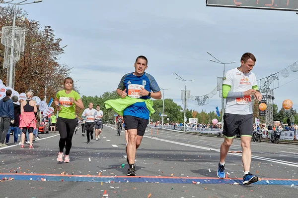 Eylül 2019 Minsk Belarus Bir Maratonun Bitiş Çizgisini Geçen Katılımcıların — Stok fotoğraf