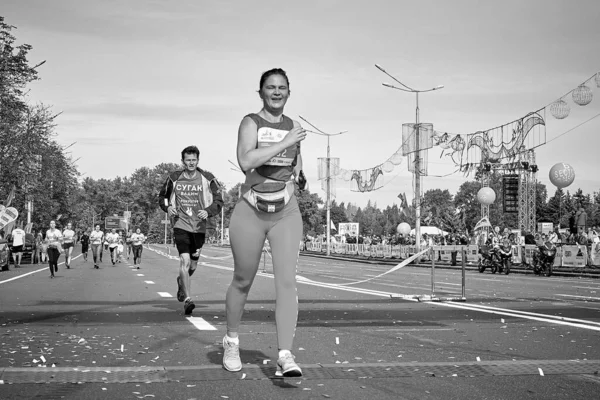 Setembro 2019 Minsk Belarus Uma Corrida Maratona Que Uma Mulher — Fotografia de Stock