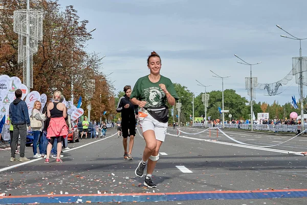 September 2019 Μινσκ Λευκορωσία Close Young Happy Woman Crossing Finish — Φωτογραφία Αρχείου