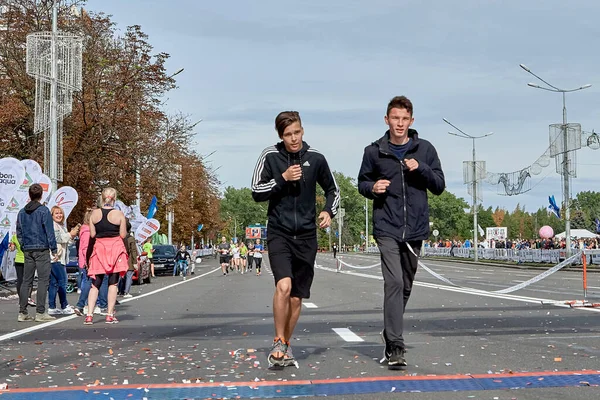 2019 민스크 벨라루스 선수가 마라톤 결승선을 넘었다 — 스톡 사진