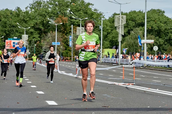 Eylül 2019 Minsk Belarus Bir Kadının Bir Şehir Yolunda Maraton — Stok fotoğraf