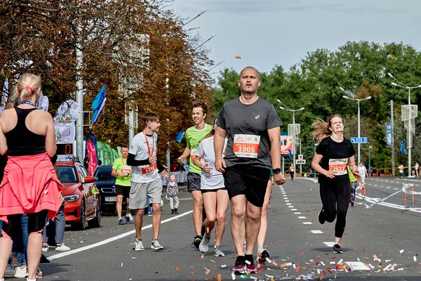 Září 2019 Minsk Bělorusko Aktivní Maratonští Běžci Běží Cílové Čáře — Stock fotografie