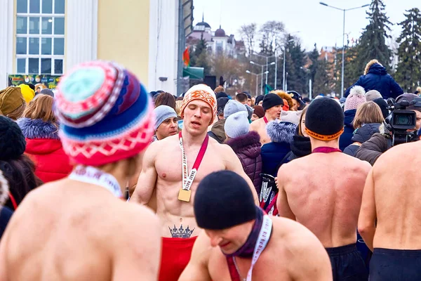 Február 2019 Minszk Fehéroroszország Férfiak Egy Meztelen Törzs Állni Utcán — Stock Fotó