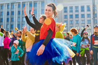 8 Mart 2019 Minsk Belarus. Karnaval kostümlü güzel kadınlar bahar güneşinin altında dans ediyorlar.