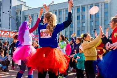 8 Mart 2019 Minsk Belarus Kadın Yarışı 8 Mart 'ta Karnaval bayramı kostümlü güzel kızlar sokak konserinde dans ediyor.