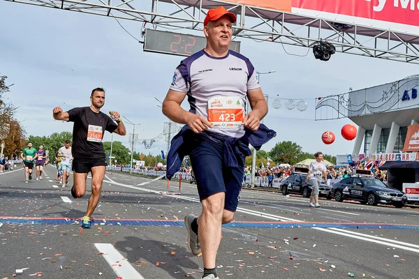 Eylül 2019 Minsk Belarus Mutlu Maraton Koşucuları Şehir Yolunda Bitiş — Stok fotoğraf