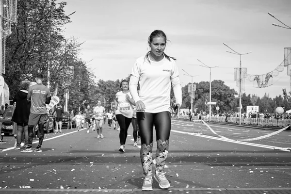 Setembro 2019 Minsk Belarus Preto Branco Uma Garota Ativa Corre — Fotografia de Stock