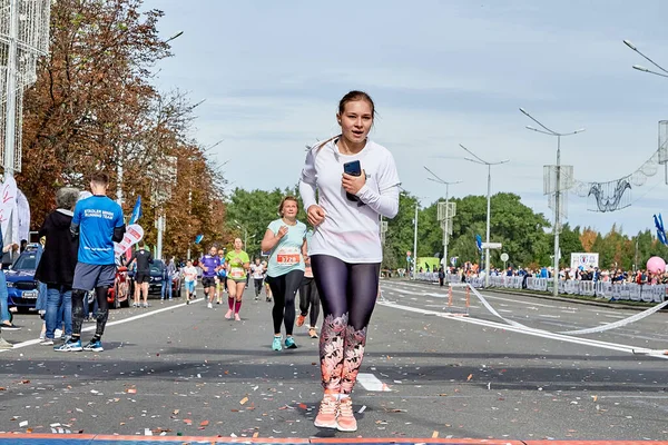 Hälften maraton Minsk 2019 Springa i staden — Stockfoto