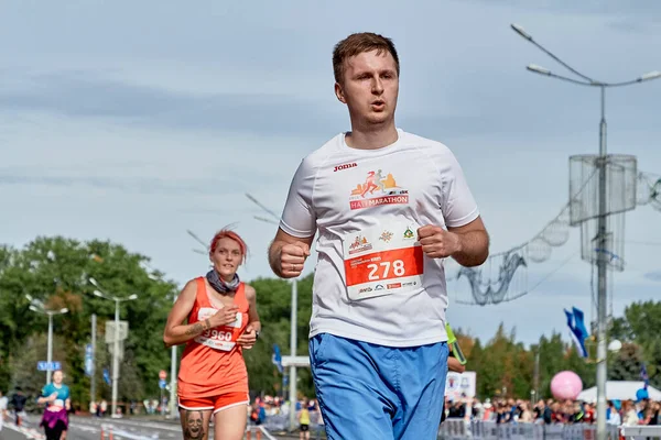 Setembro 2019 Minsk Belarus Fechar Atleta Ativo Cruzando Linha Chegada — Fotografia de Stock