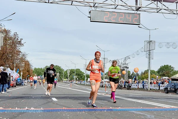 Eylül 2019 Minsk Belarus Bir Maraton Koşucusu Şehir Yolunda Bitiş — Stok fotoğraf