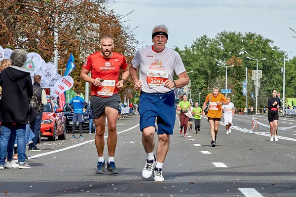 Eylül 2019 Minsk Belarus Sporcunun Bir Şehir Yolundaki Bitiş Çizgisine — Stok fotoğraf