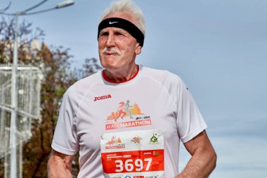 15 Eylül 2019 Minsk Belarus. Yetişkin bir sporcunun dilini şehir yolundaki bitiş çizgisine kadar uzattığı bir maraton yarışı.