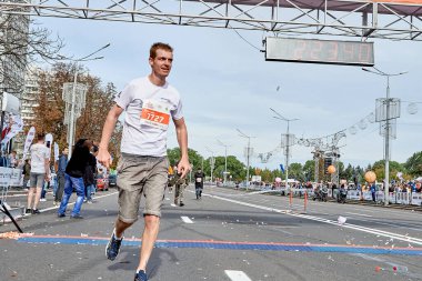 15 Eylül 2019 Minsk Belarus Bir atletin maratonun bitiş çizgisini geçtiği bir maraton yarışı.