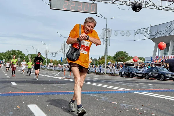 Eylül 2019 Minsk Belarus Olgun Bir Atlet Maratonun Bitiş Çizgisini — Stok fotoğraf