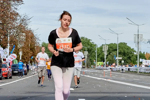 Wrzesień 2019 Mińsk Białoruś Zbliżenie Dziewczyny Biegnącej Maraton Drodze Miejskiej — Zdjęcie stockowe