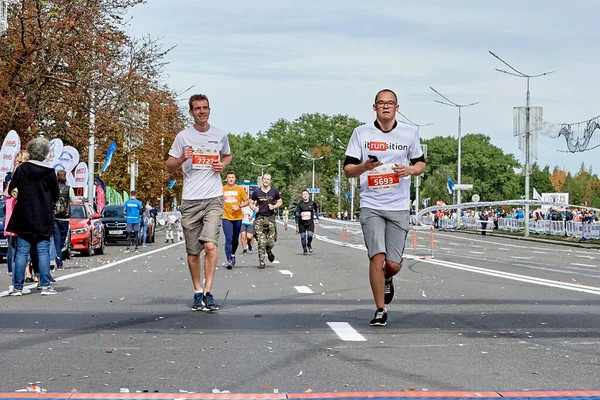 2019年9月15日 白俄罗斯明斯克马拉松赛 两名参赛者在城市公路上跑向终点 — 图库照片