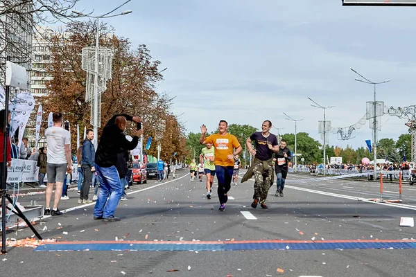 Setembro 2019 Minsk Belarus Uma Corrida Maratona Qual Participantes Felizes — Fotografia de Stock