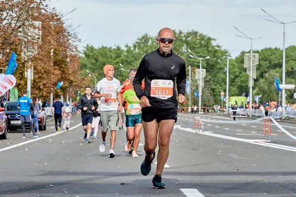Eylül 2019 Minsk Belarus Olgun Katılımcı Bir Şehir Yolundaki Maratonun — Stok fotoğraf