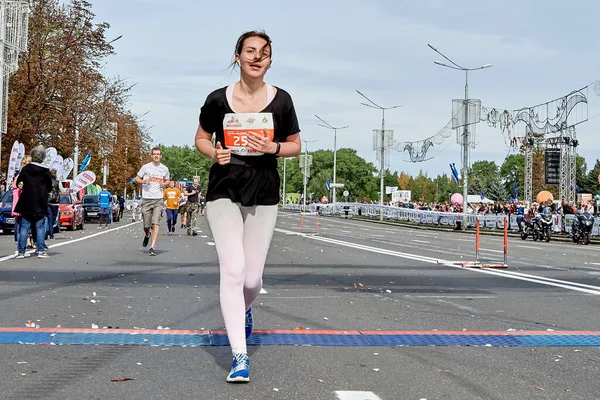 September 2019 Minsk Vitryssland Närbild Flicka Som Korsar Mållinjen För — Stockfoto