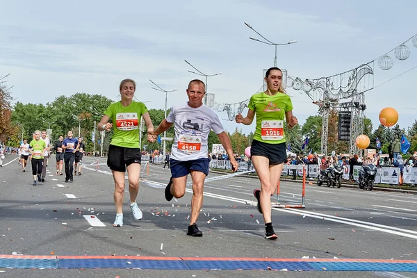 Eylül 2019 Minsk Belarus Mutlu Atletlerin Şehir Yolundaki Bitiş Çizgisinde — Stok fotoğraf