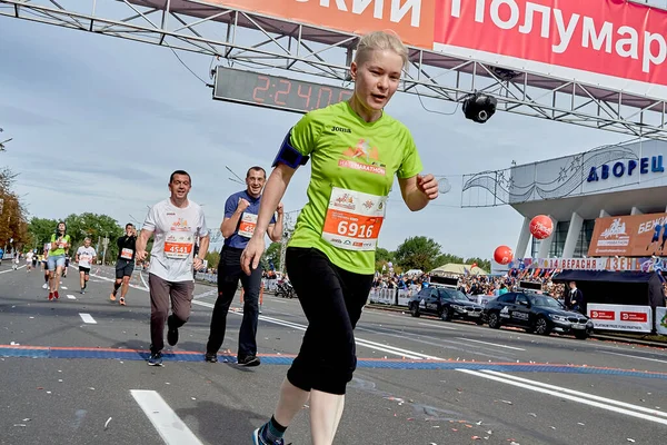 2019年9月15日 白俄罗斯明斯克马拉松赛 在这场比赛中 运动员的特写跨越了马拉松赛的终点线 — 图库照片
