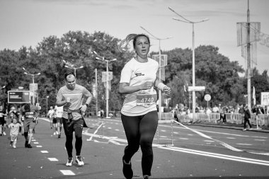 15 Eylül 2019 'da Minsk Belarus maratonunun bitiş çizgisine kadar koşan aktif bir kadının olduğu bir maraton yarışı
