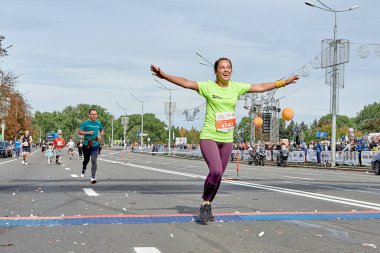 15 Eylül 2019 Minsk Belarus mutlu ve aktif bir kadın kollarını açıp maratonun bitiş çizgisini geçer.