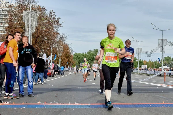 Eylül 2019 Minsk Belarus Aktif Bir Kadının Şehir Yolunda Bitiş — Stok fotoğraf