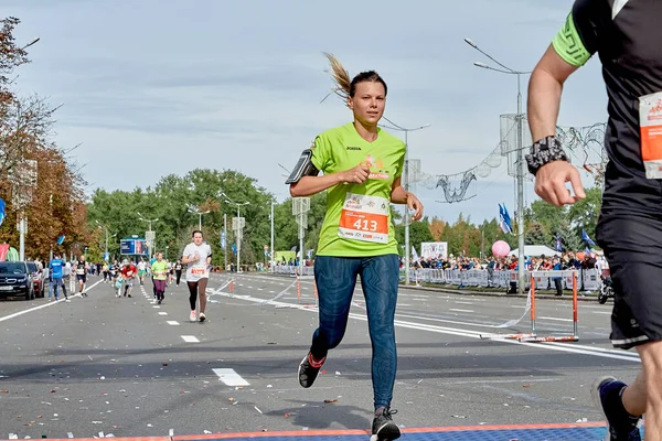 2019年9月15日 白俄罗斯明斯克 一名年轻女子在一条城市道路上跨过马拉松终点 — 图库照片