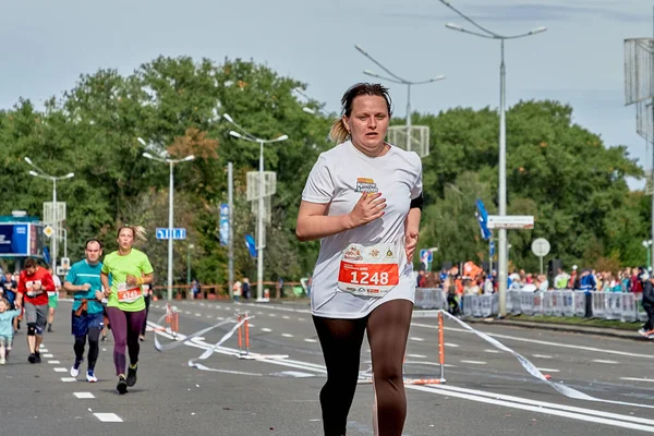 Wrzesień 2019 Mińsk Białoruś Bieg Maratonu Którym Aktywna Kobieta Biegnie — Zdjęcie stockowe