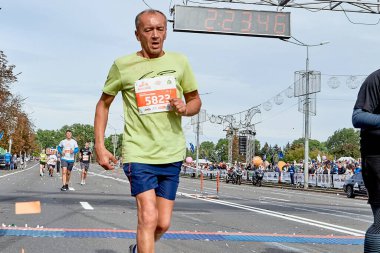 15 Eylül 2019 Minsk Belarus maratonu. Yetişkin bir sporcunun maratonun bitiş çizgisini geçtiği bir maraton..