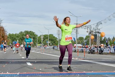 15 Eylül 2019 Minsk Belarus mutlu ve aktif bir kadın bir maratonun bitiş çizgisini geçiyor.