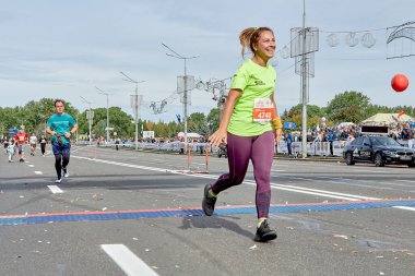 15 Eylül 2019 Minsk Belarus mutlu aktif bir kadın bir şehir maratonunun bitiş çizgisini geçiyor.