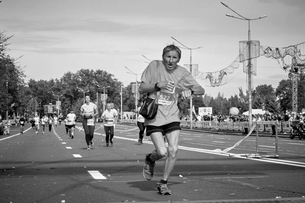 Septiembre 2019 Minsk Bielorrusia Blanco Negro Atleta Maduro Corre Línea — Foto de Stock
