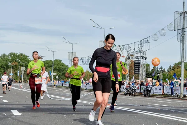 Setembro 2019 Minsk Belarus Menina Feliz Corre Uma Maratona Uma — Fotografia de Stock