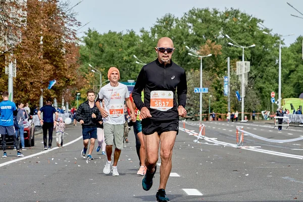 September 2019 Minsk Belarus Mature Participant Glasses Runs Finish Marathon — Stock Photo, Image
