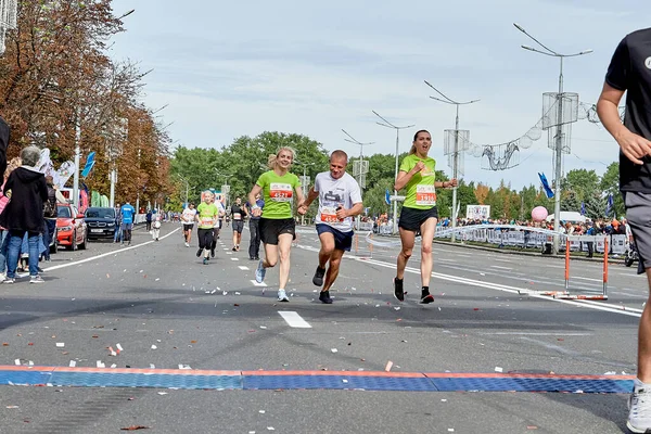 Eylül 2019 Minsk Belarus Mutlu Yarışmacıların Şehir Yolunda Finiş Çizgisine — Stok fotoğraf