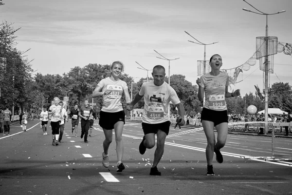 2019年9月15日明斯克白俄罗斯马拉松赛 快乐的竞争对手手拉手跑向城市公路的终点线 — 图库照片